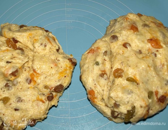 Через час тесто увеличится вдвое. Тесто примять, переложить на рабочую поверхность, разделить на две части.