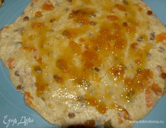 Каждую часть раскатать в пласт, смазать джемом.