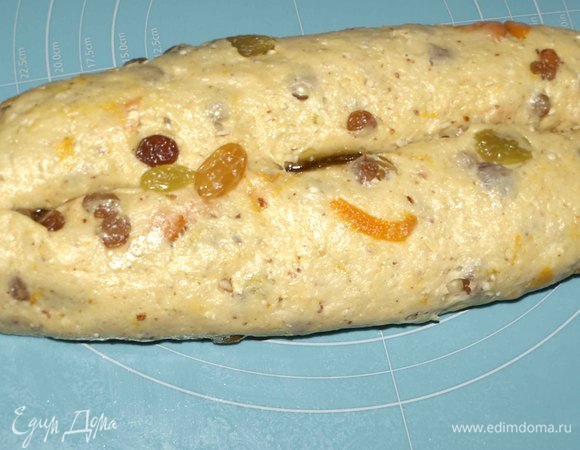 Скатать с двух сторон пласта рулеты по направлению друг к другу.