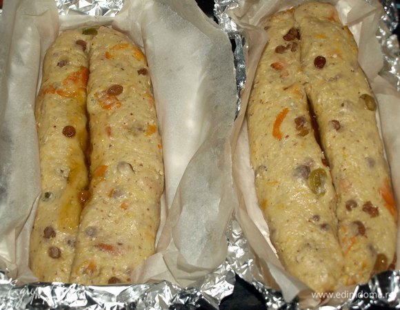 Выкладываем наши заготовки на пекарскую бумагу. Можно сделать из фольги бортики или переложить в подходящую форму для выпечки. Оставляем на 30 минут в теплом месте. Когда штоллены увеличатся в объеме, ставим в заранее разогретую до 180°C духовку на 1 час или чуть дольше (время выпечки зависит от вашей духовки). Готовность штоллена лучше проверить бамбуковой палочкой.