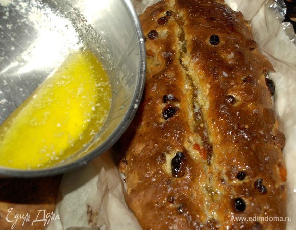 Готовые штоллены достать из духовки. Сливочное масло заранее растопить и полить им горячие штоллены.