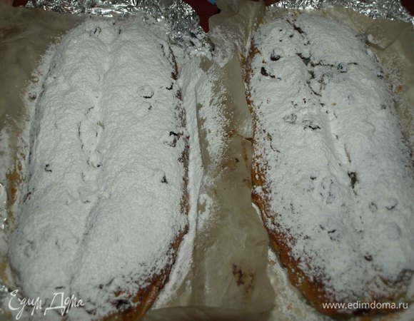 Посыпать сахарной пудрой. Дать штолленам немного остыть, но чтоб они оставались немного теплыми.