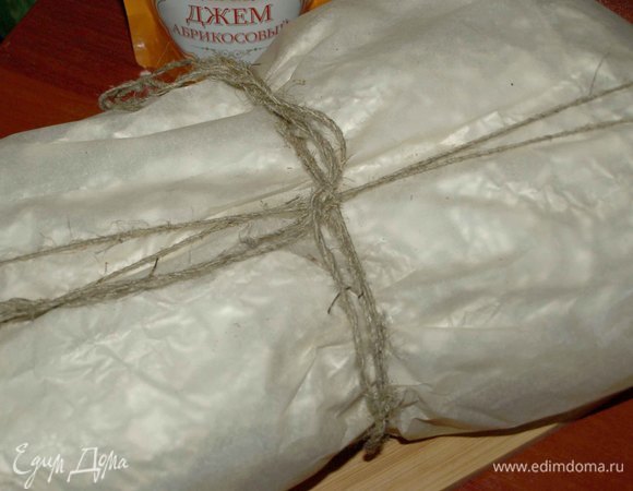 Завернуть каждый штоллен в новый пергамент, в фольгу и еще раз в пергамент. Перевязать бечевкой и отправить на нижнюю полку холодильника. Штоллен может храниться около месяца.