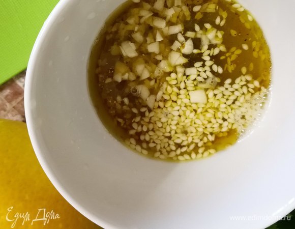 Готовим мясо. Соединяем мясо с вермишелью и готовим на небольшом огне, пока не выпарится жидкость. Чтобы приготовить заправку, соединяем сок лимона с оливковым маслом, добавляем специи и мелкорубленый чеснок, тщательно перемешиваем.