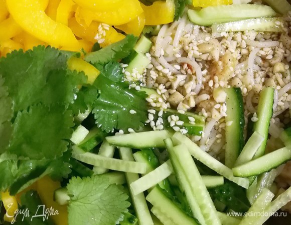 Огурец и перец режем соломкой, рвем руками листья кинзы. Если вы любите, чтобы зелень была мелкой, измельчите кинзу. Объединяем все продукты, выливаем заправку и перемешиваем.