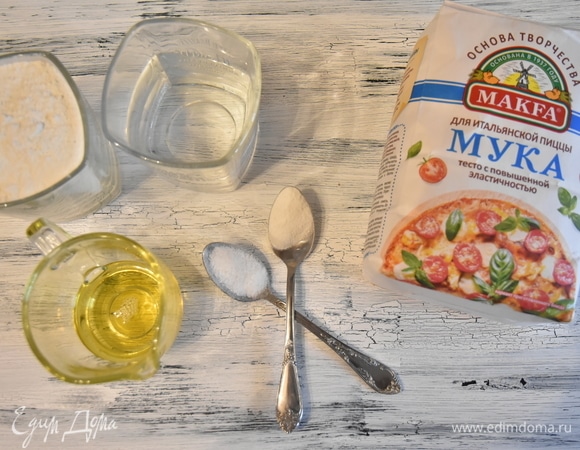 Для приготовления теста мне понадобится всего пять продуктов: мука для итальянской пиццы MAKFA, вода, соль, разрыхлитель и оливковое масло.