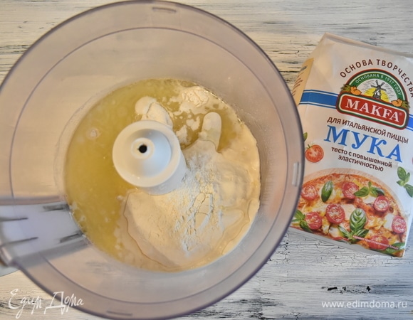 Все компоненты складываю в чашу комбайна.