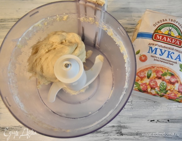 В течение 2 минут замешиваю тесто. По консистенции оно получается мягким и гладким. При замешивании оно собирается в шар, а заодно и счищает остатки теста с чаши.