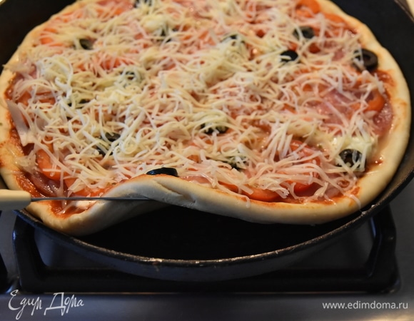 Сверху пиццу посыпаю тертым сыром. Пицца снизу уже достаточно поджарилась, осталось довести ее до готовности. Ставлю на 10–15 минут в духовку. Вот и все. Пицца готова!