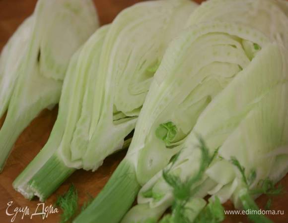 Фенхель нарезать тонкими пластинками.