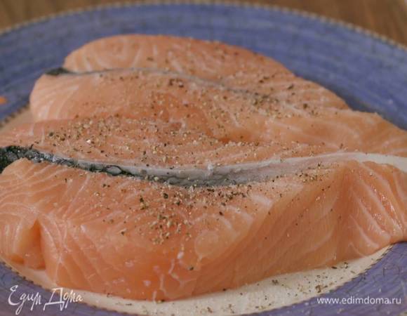 Стейки семги разрезать вдоль пополам, посолить и поперчить со всех сторон.