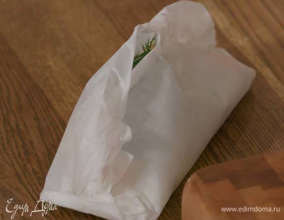 Завернуть бумагу по центру и краям, так чтобы получились конверты, оставив посередине небольшое отверстие, влить в него 1 ст. ложку вермута и плотно скрепить бумагу.