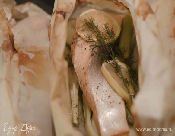 Запекать рыбу в разогретой духовке 8–12 минут в зависимости от размера рыбы.