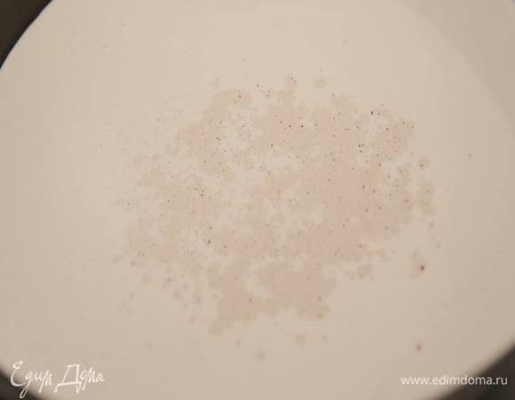 В глубокий тяжелый сотейник влить сливки и молоко, всыпать мускатный орех и прогревать на медленном огне, не доводя до кипения.