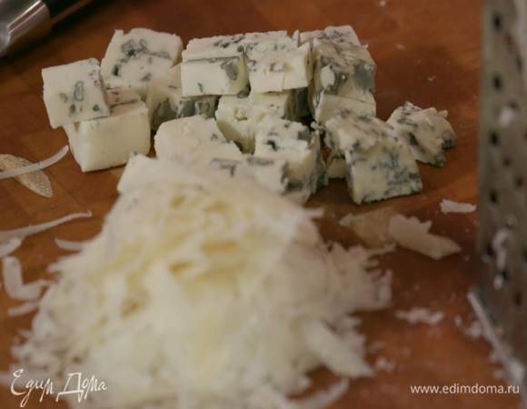 Весь твердый сыр натереть на крупной терке, голубой сыр нарезать кубиками.