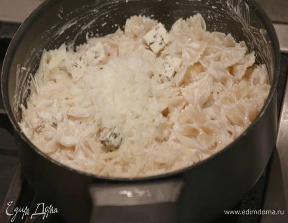 В молоко со сливками добавить мягкий козий сыр, все перемешать, затем выложить макароны, снова перемешать, добавить весь измельченный сыр, еще раз перемешать и прогревать еще полторы минуты.