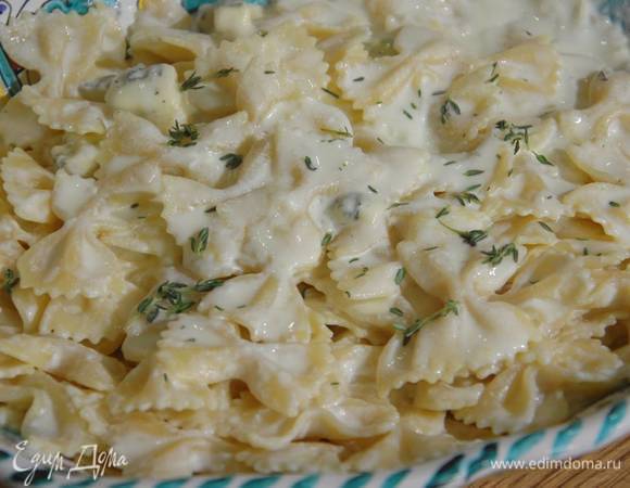 Готовую пасту переложить в глубокое блюдо и посыпать листьями тимьяна.