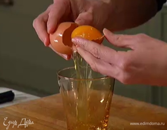 Желтки отделить от белков.