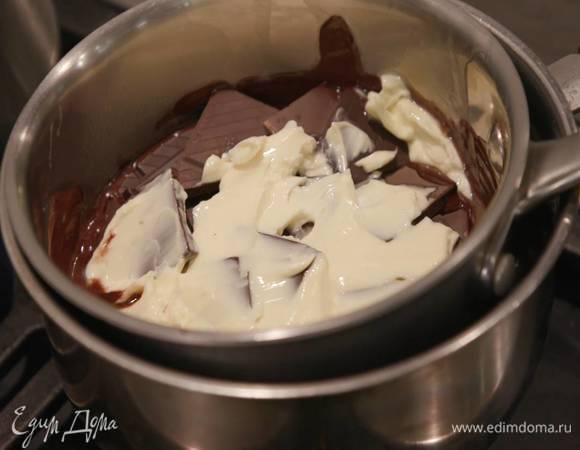 Шоколад поломать небольшими кусочками и растопить на водяной бане вместе с 200 г предварительно размягченного сливочного масла.