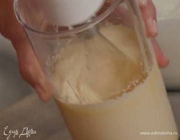 К желткам добавить 100 г сахарной пудры и взбить миксером с насадкой-венчиком, так чтобы масса посветлела и увеличилась в объеме.