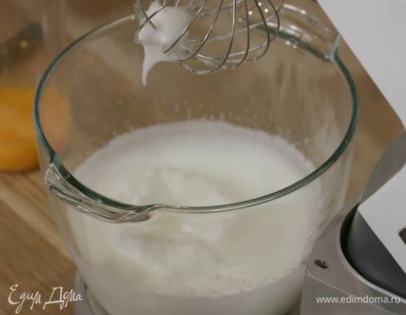 Белки взбить в комбайне насадкой-венчиком в пышную, крепкую пену, затем, вымешивая насадкой для аэрации, небольшими порциями ввести шоколадную массу.