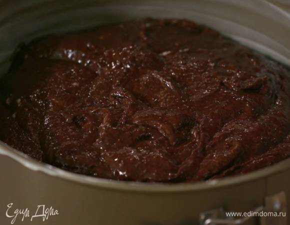 Разъемную форму для выпечки смазать оставшимся сливочным маслом, равномерно выложить тесто и выпекать в разогретой духовке 35–40 минут.