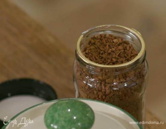 Кофе растворить в 1 ст. ложке горячей воды.