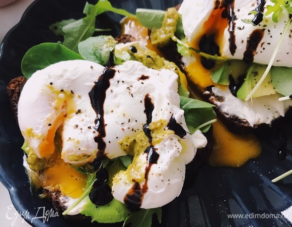 Сначала делаем яйца пашот. В кастрюлю налить воды и поставить на огонь. Воду посолить и добавить 1 ст. л. уксуса. Яйцо разбить в миску. Важно в это время следить за водой и не давать ей закипеть. Как только чувствуете, что вода начинает закипать, делаете воронку венчиком и аккуратно в центр выливаете из миски яйцо. Варить около 3-х минут. Далее достать яйцо шумовкой и переложить на салфетку. Так же поступить со вторым яйцом.