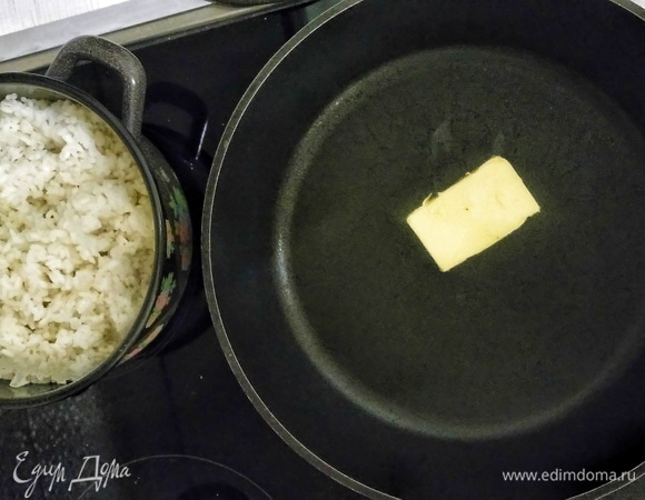 В сковороде растопим сливочное масло (1–2 ст. л.), смажем им стенки тыквы изнутри.