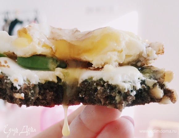 На каждый тост выкладываем получившиеся яйца пашот. Затем солим, перчим по желанию. А также по желанию можно полить тост сверху бальзамическим кремом. Перед подачей немного надрежьте яйцо, чтобы вытекал желток. Хорошего начала дня!