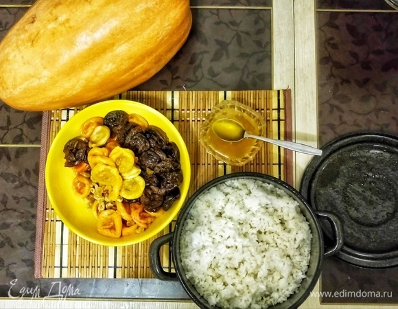 Подготовим продукты: изюм, курагу и чернослив промыть под холодной водой, курагу и чернослив нарезать небольшими кусочками. Рис промыть под холодной водой, положить в кастрюлю, залить водой так, чтобы она покрывала рис на 1–2 см, довести до кипения на сильном огне, затем убавить огонь до минимального и варить под крышкой 20 минут. Выключить огонь, дать настояться рису под крышкой еще 20 минут.