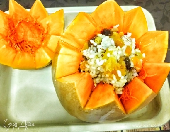 Начиняем рисом с сухофруктами тыкву.