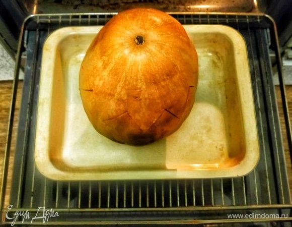 Накрываем тыкву верхушкой, ставим запекаться в разогретую до 180°C духовку на 1,5 часа. После вынимаем, снимаем верхушку, кладем по желанию сверху еще кусочек масла и немного меда и подаем к столу. Приятного аппетита, будьте здоровы!