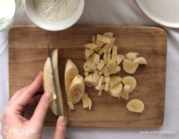 Мелко нарежьте два спелых банана. Добавьте бананы к яйцу и продолжайте взбивать до максимально возможного однородного состояния.