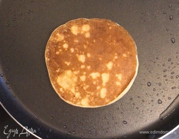 На хорошо разогретой сковороде, смазанной небольшим количеством растительного масла, выпекать оладьи с каждой стороны по 1–1,5 минуты до румяной корочки. Переворачивайте тогда, когда на тесте начнут образовываться пузырьки. Приятного аппетита!