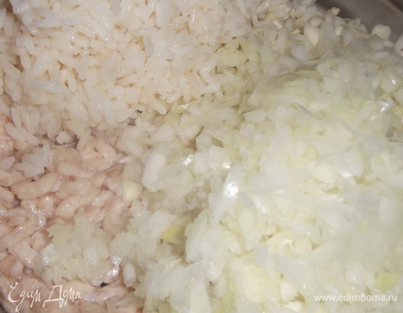 Рис отварить до полуготовности. Капусту измельчить, лук нарезать. Смешать фарш, капусту, рис и лук. Посолить, поперчить.