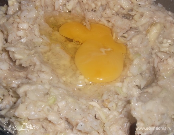 Вбить яйцо. Хорошо перемешать.