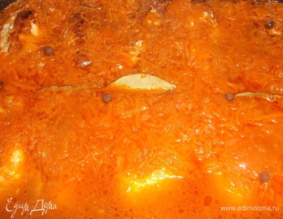 Залить водой. Добавить специи, посолить.