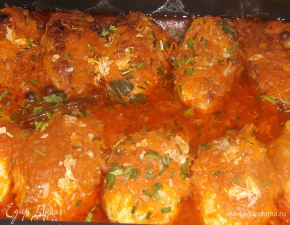 Поставить в разогретую до 220°C духовку на 30 минут. За 5 минут до конца готовки добавить чеснок.