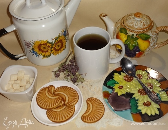 В чашку налить немного заварки, добавить травяной отвар. По вкусу можно добавить сахар или мед. Подавать с любимой выпечкой. Всем приятного чаепития! А также тепла и добра!