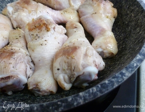 Разогреть сковороду с маслом и обжарить куриные голени до золотистой корочки. Выложить на отдельную тарелку.