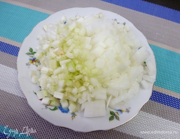 Пока обжаривается курица, нарезать лук и сельдерей мелким кубиком.