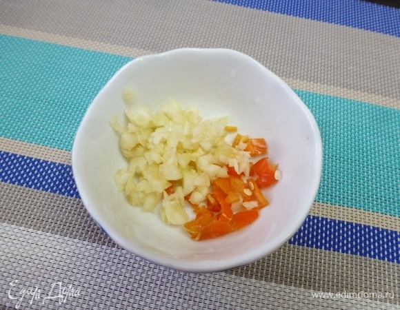 Мелко нарубить чеснок и перец чили.