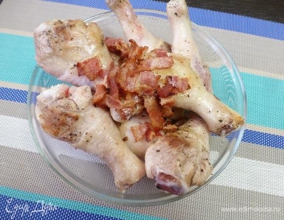 Обжаренный бекон выложить к курице.