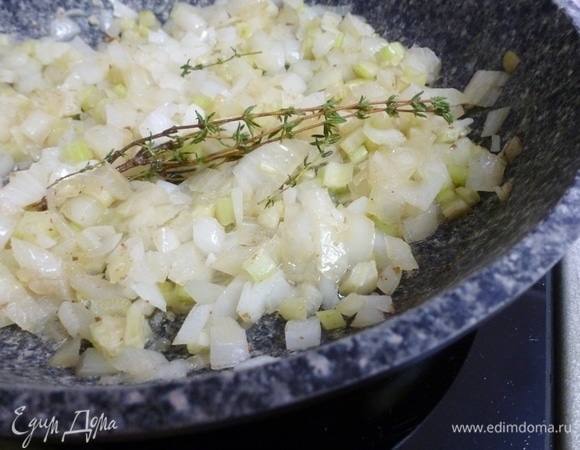 На сковороду, где обжаривался бекон, выложить лук и сельдерей. Положить несколько веточек тимьяна. Обжаривать 5–7 минут.