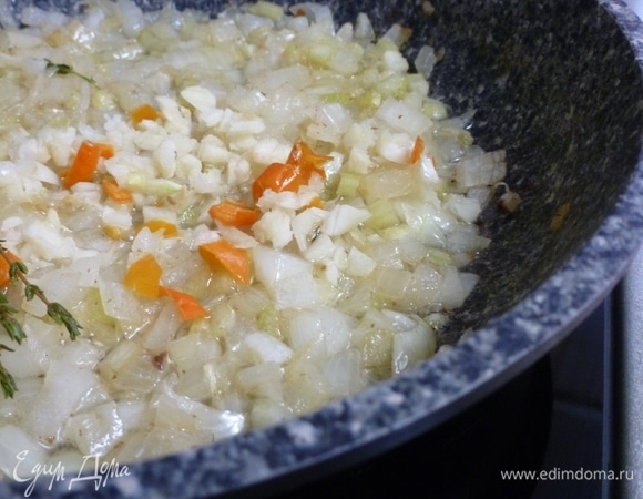 Положить чеснок с перцем чили.