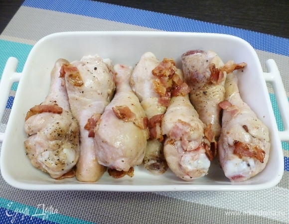 По идее это блюдо называется кастрюлей, потому что все готовится именно в низкой кастрюле с крышкой и в ней же отправляется в духовку. Но таковой у меня нет, и дальше я готовила в керамической форме. Обжаренные куриные голени и бекон укложить в форму.