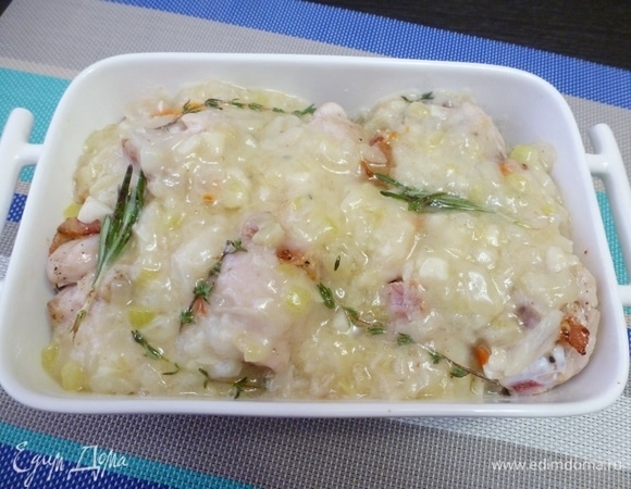 Залить соусом. В соус положить остатки тимьяна и веточки розмарина.