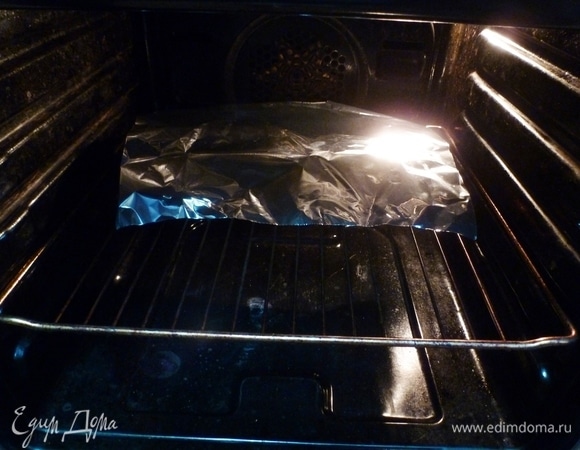 Накрыть фольгой и отправить в духовку на 50–60 минут. Температура запекания — 180–190°C. Прошу учесть, что у меня форма керамическая, что я ставила ее в чуть теплую духовку и только потом нагревала до нужной температуры. Если у вас форма металлическая, то духовку разогрейте заранее, тогда времени для готовки может понадобиться меньше.