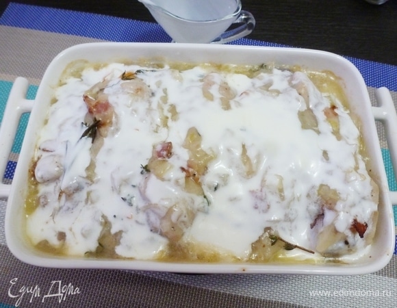 Через 50 минут достать форму, полить сливками и готовить еще 20 минут. Закрывать форму не надо.